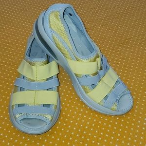 B Zees Walking Shoes